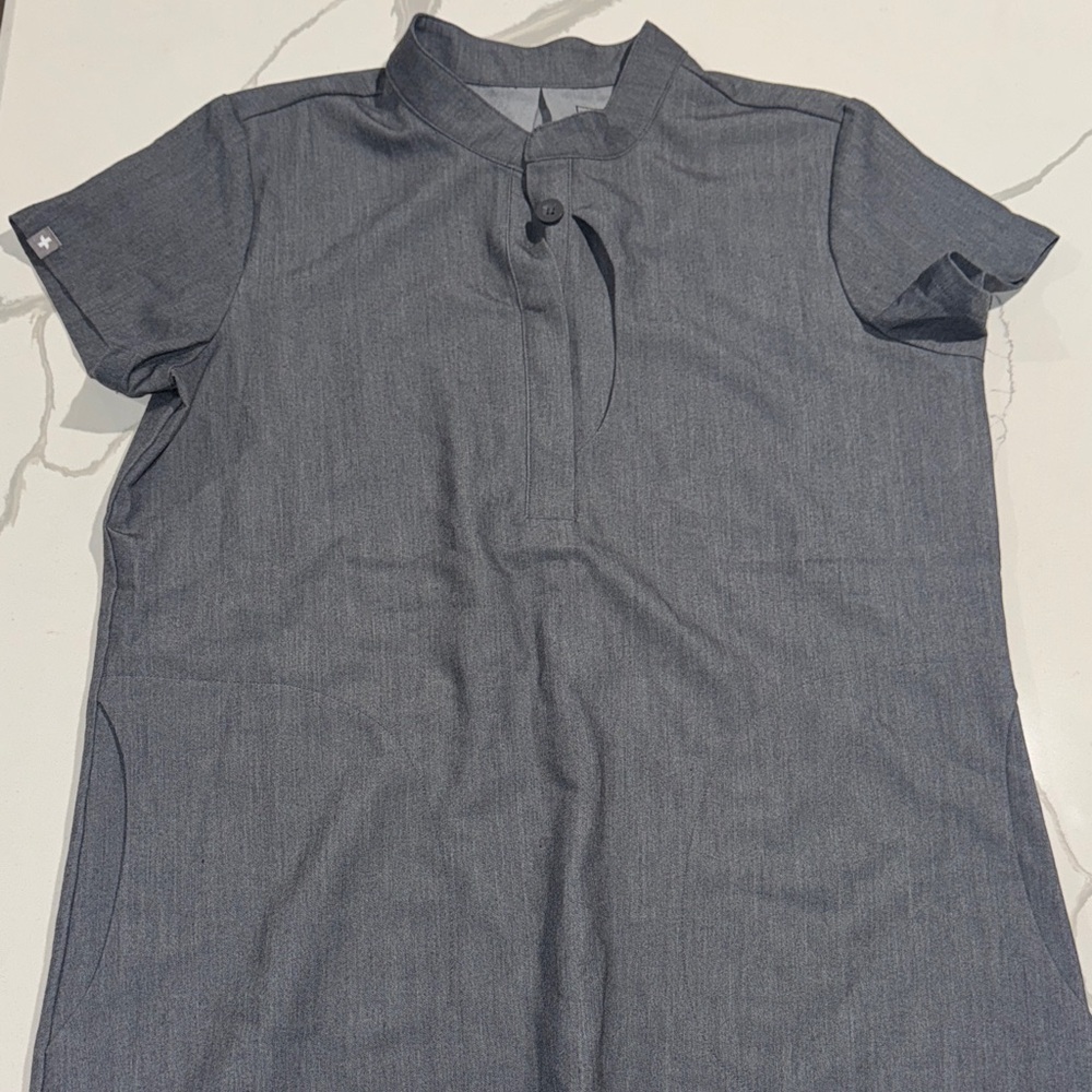 Figs Women’s Pali Crescent Scrub Top Gray XS Limited Edition